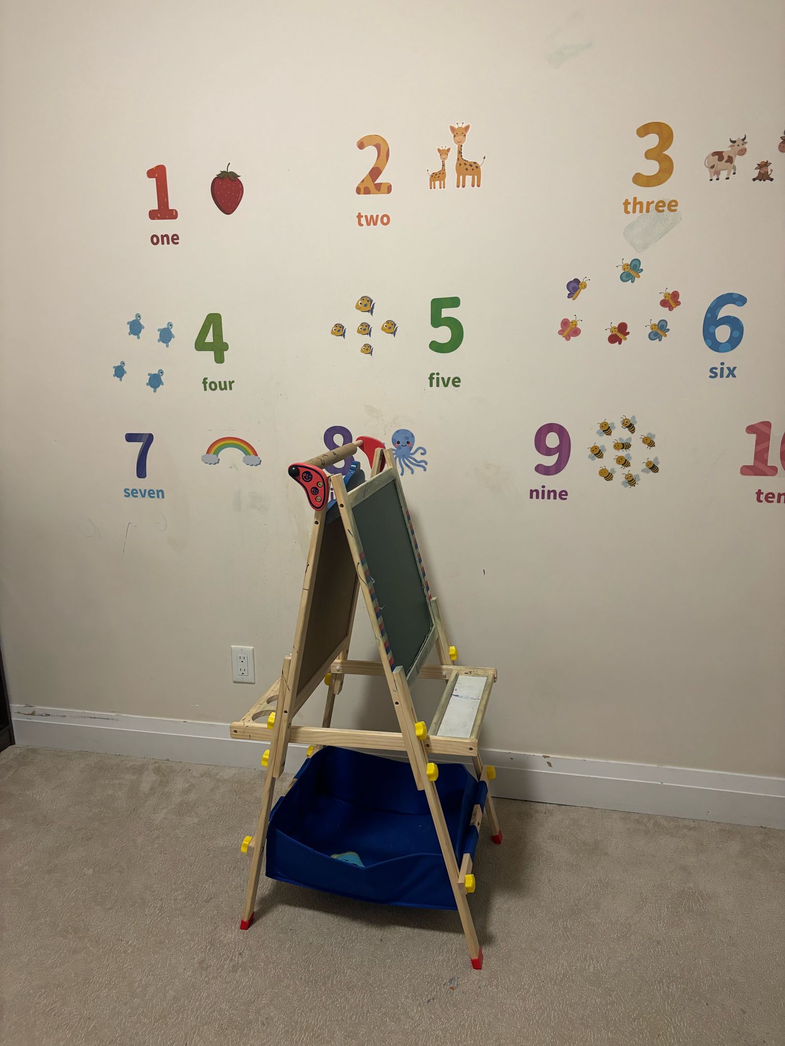 Preschool numeracy wall with numbers 1-10 and art easel